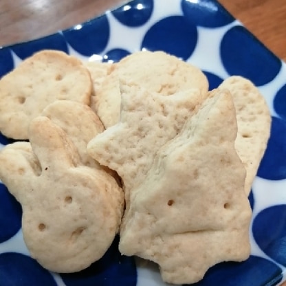 思ったより材料がポロポロでまとまらなかったので、少しだけお水を足しました。ベーキングパウダーがないのに、とっても美味しかったです。明日も娘と作ります！